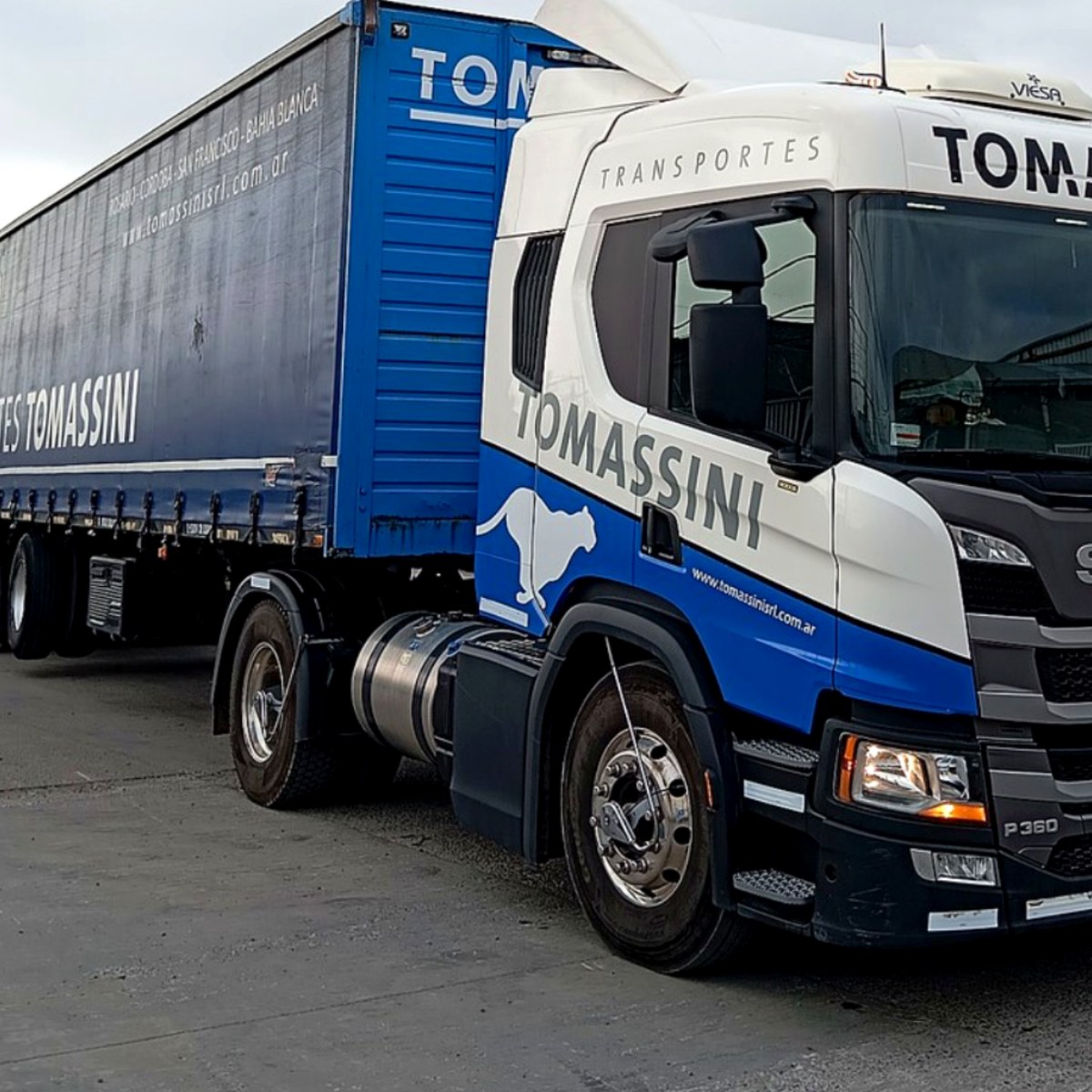 Unidad de Transportes Tomassini lista para salir a ruta.