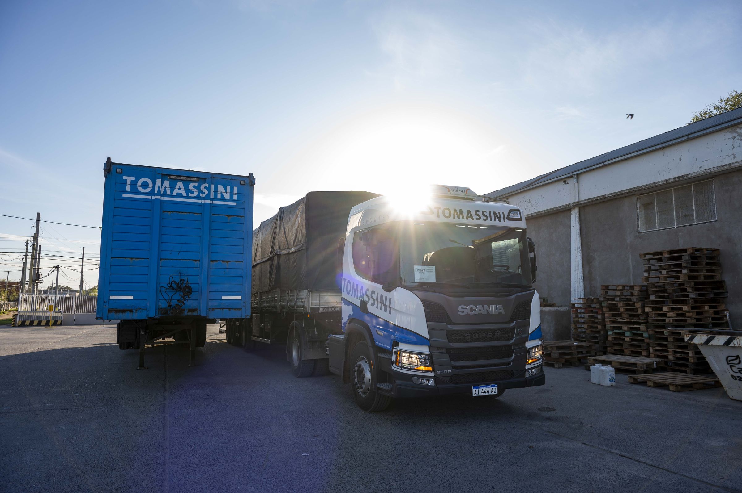 Unidad de Transportes Tomassini saliendo de la base al amanecer.